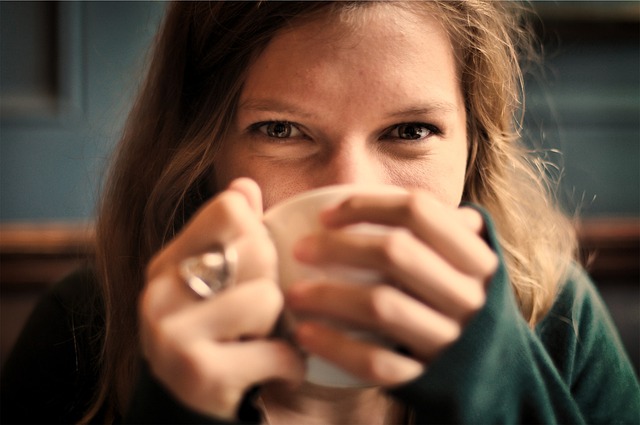 girl-drinks latté_640